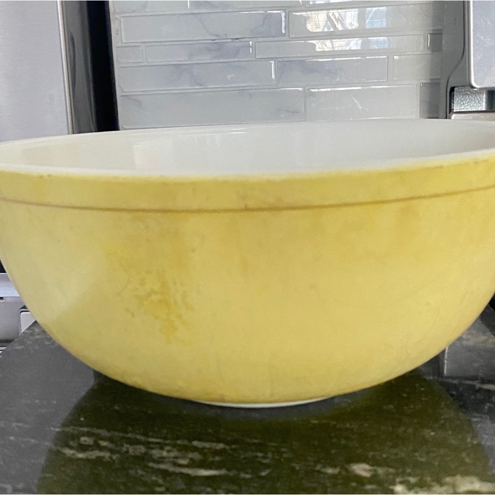 Pyrex mixing bowl. Vintage. Large. Yellow. 404. 4 quart.